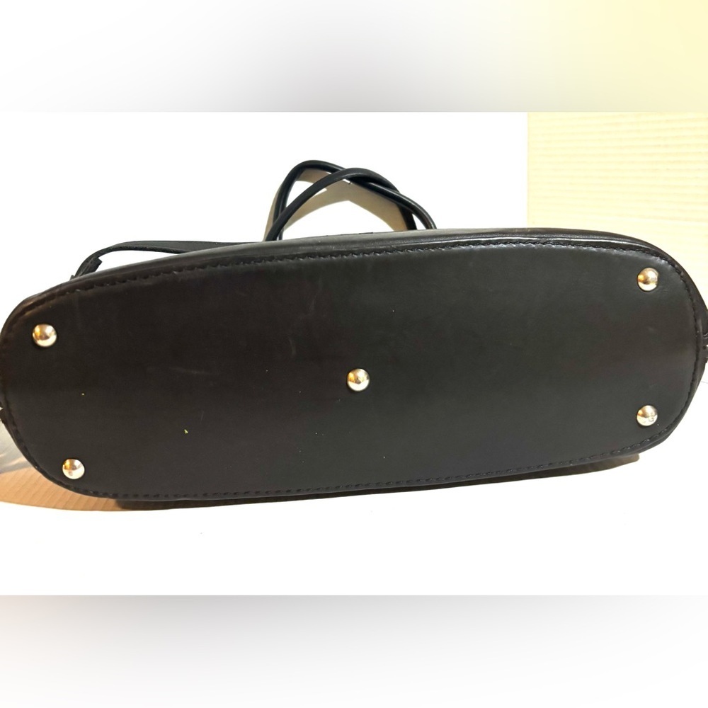 Elegant Black Leather Handbag - Picture 5 of 9